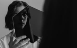A counsellor engaging empathetically with a client, symbolizing support for individuals experiencing delusions and hallucinations.