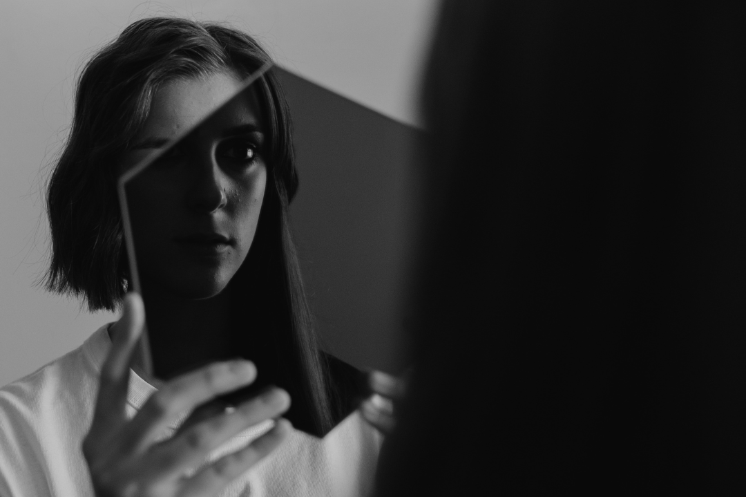 A counsellor engaging empathetically with a client, symbolizing support for individuals experiencing delusions and hallucinations.