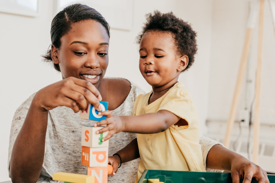 Banner image illustrating the connection between early childhood bonds and personal growth, featured on the Humanitas article page.
